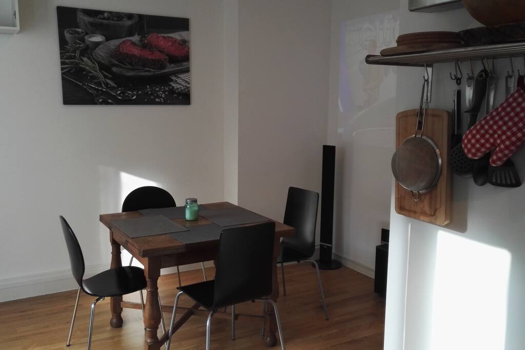 Wohnküche mit Full HD-Beamer und Surround Anlage
