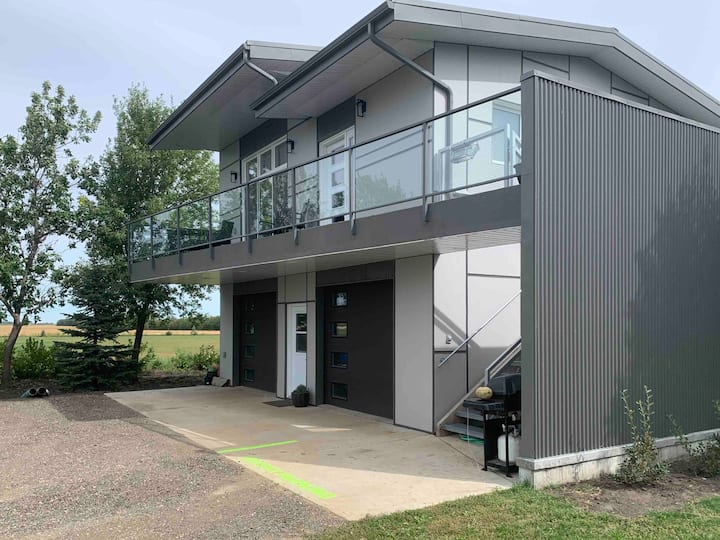 Bright Loft Space on Small Acreage in Winkler