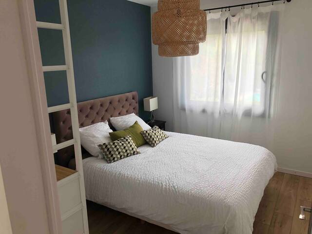 large house with swimming pool gallery image 2