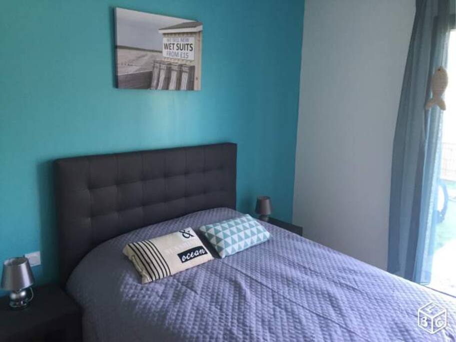 Chambre avec également sa baie vitrée donnant sur l'extérieur