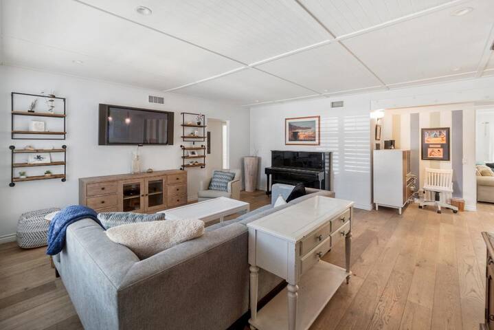 The Modern Cozy Beach House gallery image 3