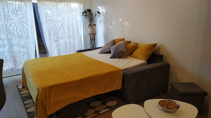 ספה נפתחת (גודל 160x200, נפתחת במחווה אחת)