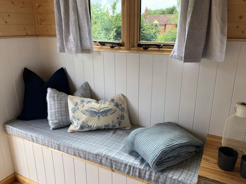 Top performing Airbnb: Idyllic shepherds hut in heart of Cotswolds in Stratford On Avon