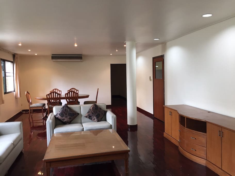 Garden Apartment in Central Bangkok, 2 ensuit bedrooms and separate
kitchen.
Bright apartment with spacious living and dining area. Walking distance to BTS
Asoke, Korean Town, Time Square, Terminal 21 and Robinson Department store.
Conveniently located for food and shopping, yet in a quiet and green corner
of Sukhumvit area. Parking space available.