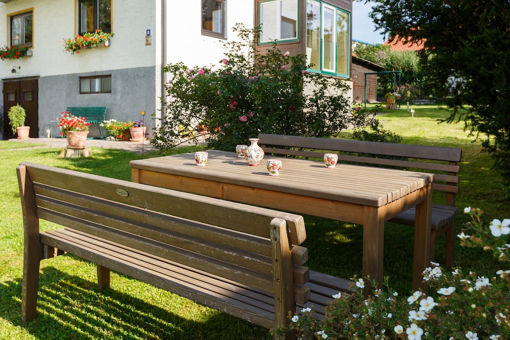 Sitzplatz mit Blick zum Haus