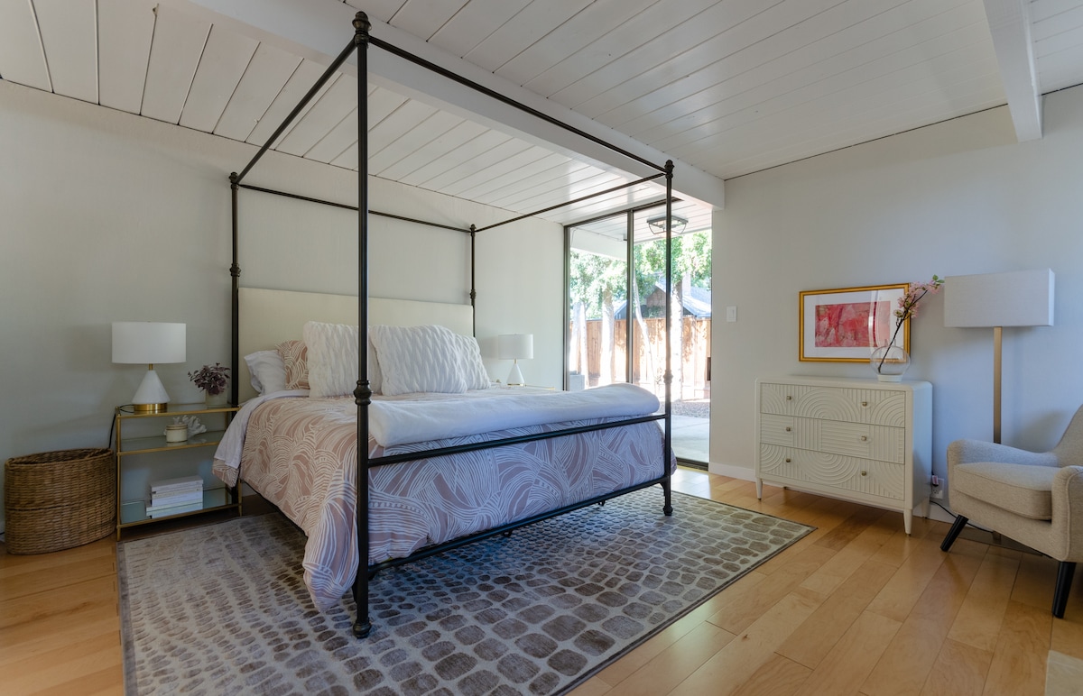 Glavni apartman ima novougrađene rolete za zamračivanje koje se mogu daljinski upravljati i koje su jednostavne za upotrebu.