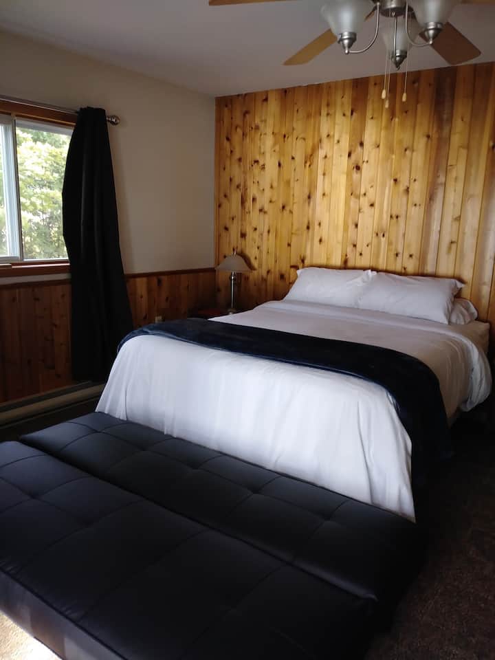 الغرفة رقم1 - غرفة رئيسية بسرير أريكة ، مواجهة وتطل على الماء