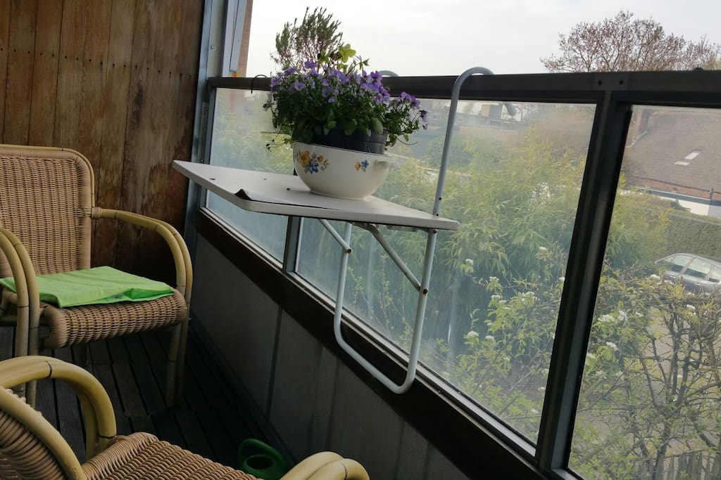 zonnig balkon aan de huiskamer