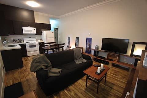 Top performing Airbnb: Modern Bedroom Suite - 10 Min Walk to Skytrain in City Centre