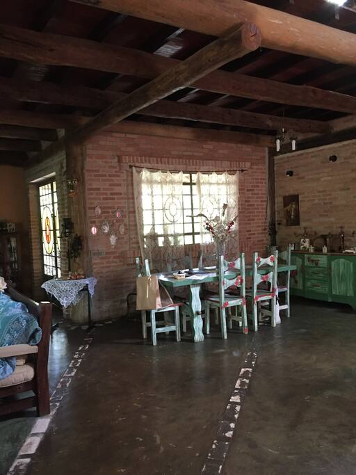 Sala integrada com mezanino
