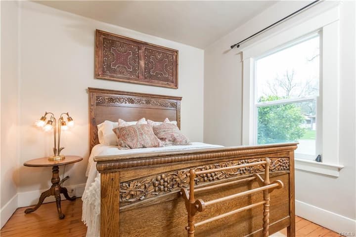 Dormitorio delantero, cama tamaño queen