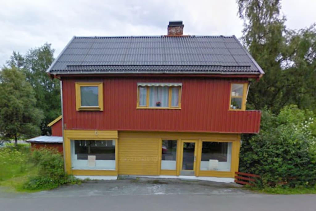 The house as it appears from the street, Orkdalsvegen. A former shop in the first floor, now closed. Appartment is in seccond floor.