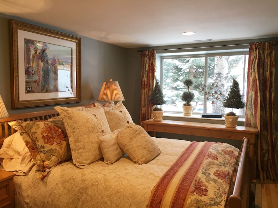 Queen bedroom 1, down euro bedding, full closet, views of ski resorts