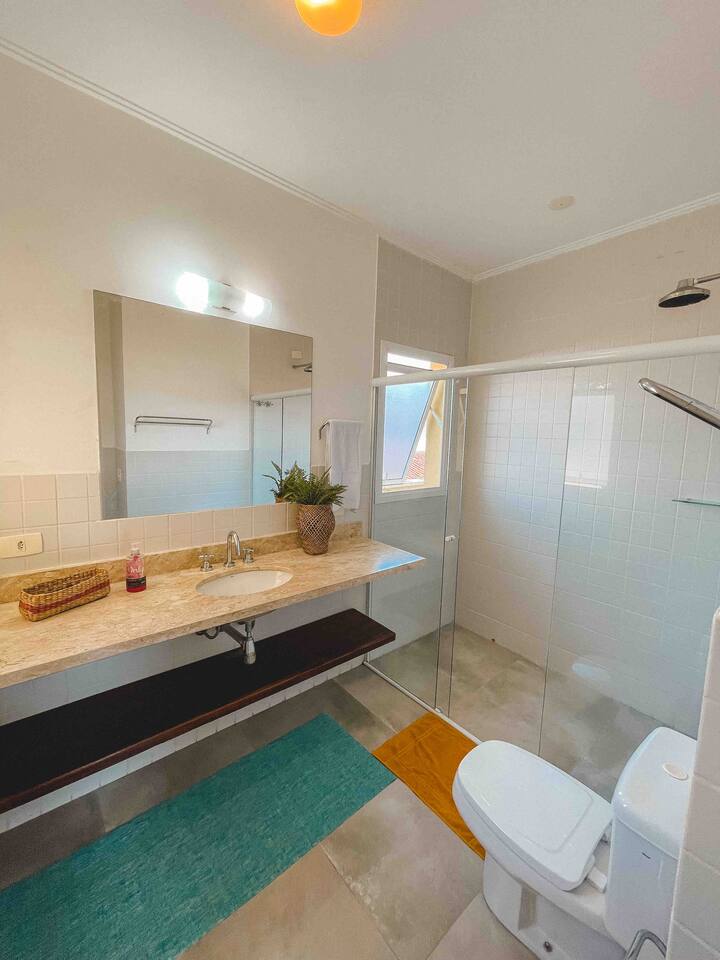 Dormitorio con baño en suite 02.