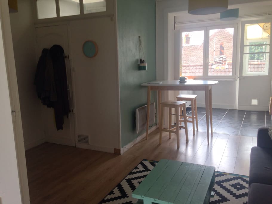 Grande pièce salon/salle à manger/cuisine toute ouverte style loft