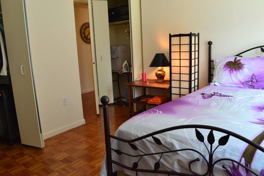 5 walk-in closets, Queen bed