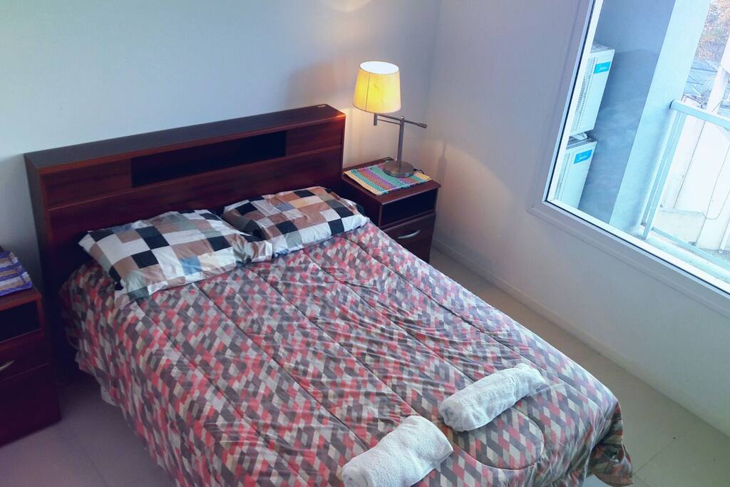 Cama de 2 plazas y placard grande