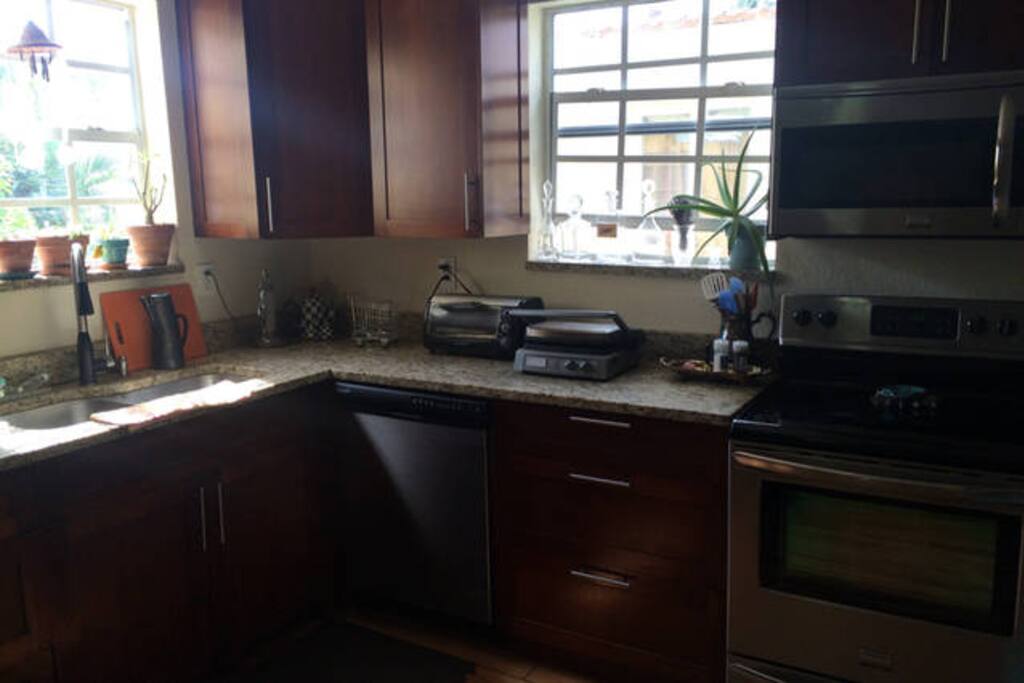 Large Kitchen with all appliances
