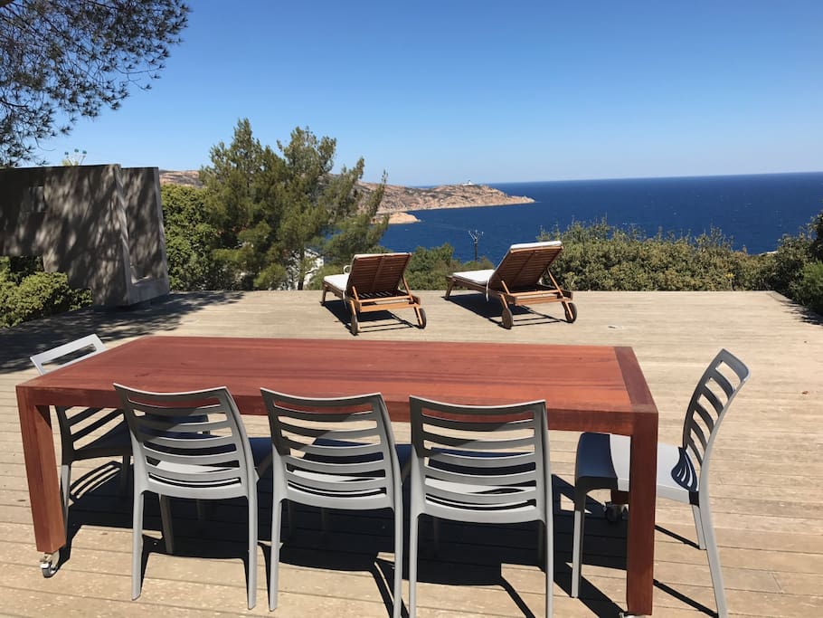 Terrasse face à la mer avec accès à la tour des chambres à gauche