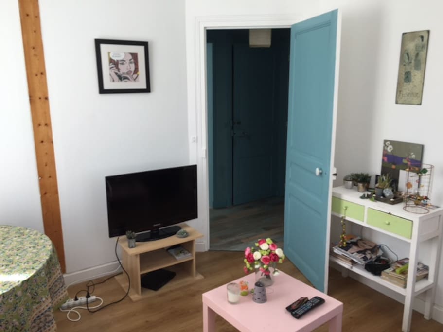 Bonjour entrez donc dans ce charmant deux pièces. Good morning let's enter in this charming 2 rooms appartment
