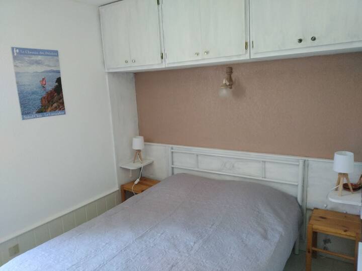 Chumba na kitanda mara mbili 140 × 190 cm
Uhifadhi kabati