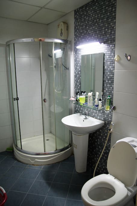 1 private bathroom with shower tub.