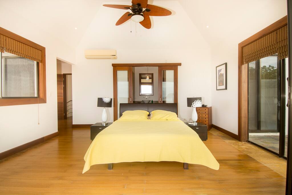 Master Bedroom - Queen Bed