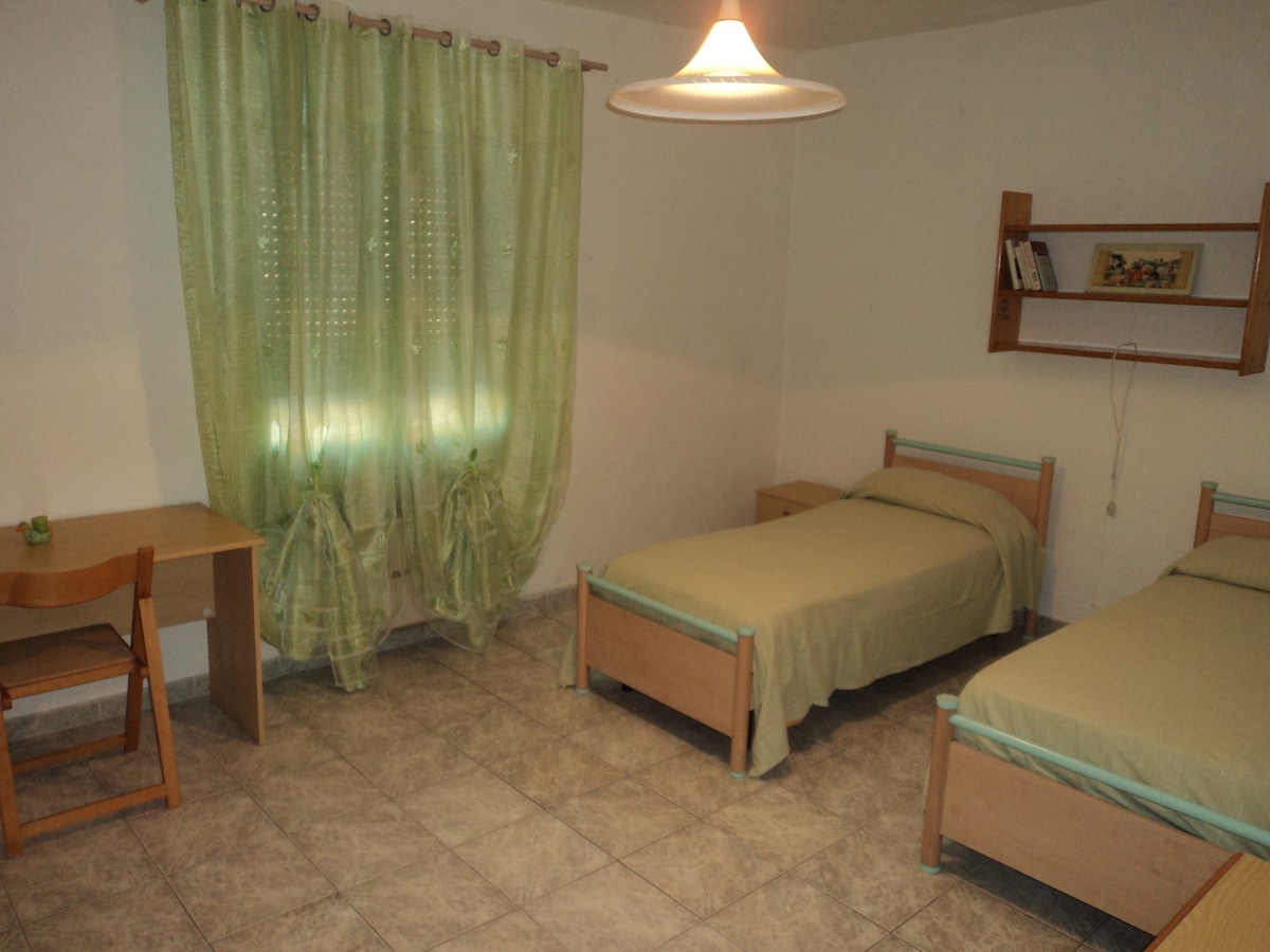 საძინებელი ორი ცალ-ცალკე საწოლით და კონდიციონერით