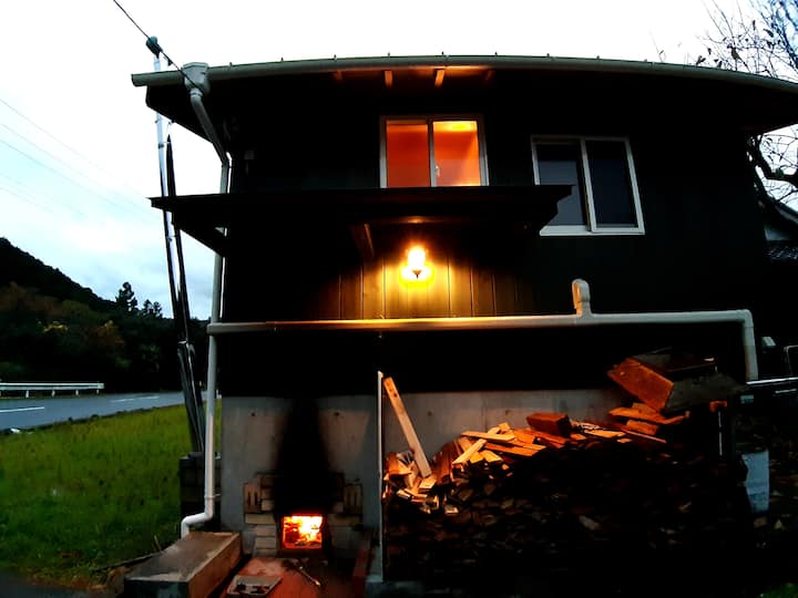 薪風呂体験可能です。宿の者とご一緒に致します。薪風呂は谷水を使用し、体の芯からポカポカと温もります。