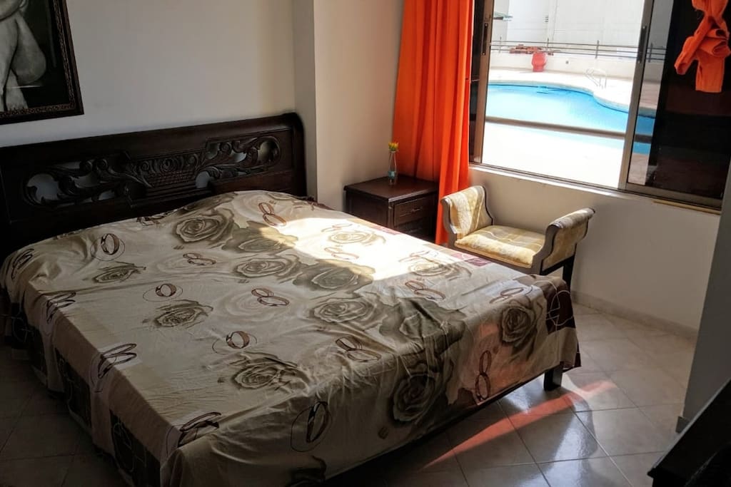 Habitacion con aire acondicionado y ventilador