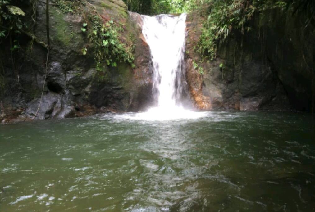 Cachoeira do Roncador. Dentro do nosso espaço, a 100 mt do Chalé.