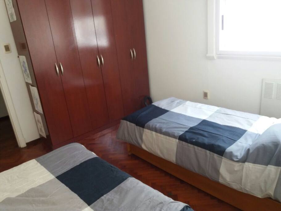 Dormitorio secundario con placard y mucha luz