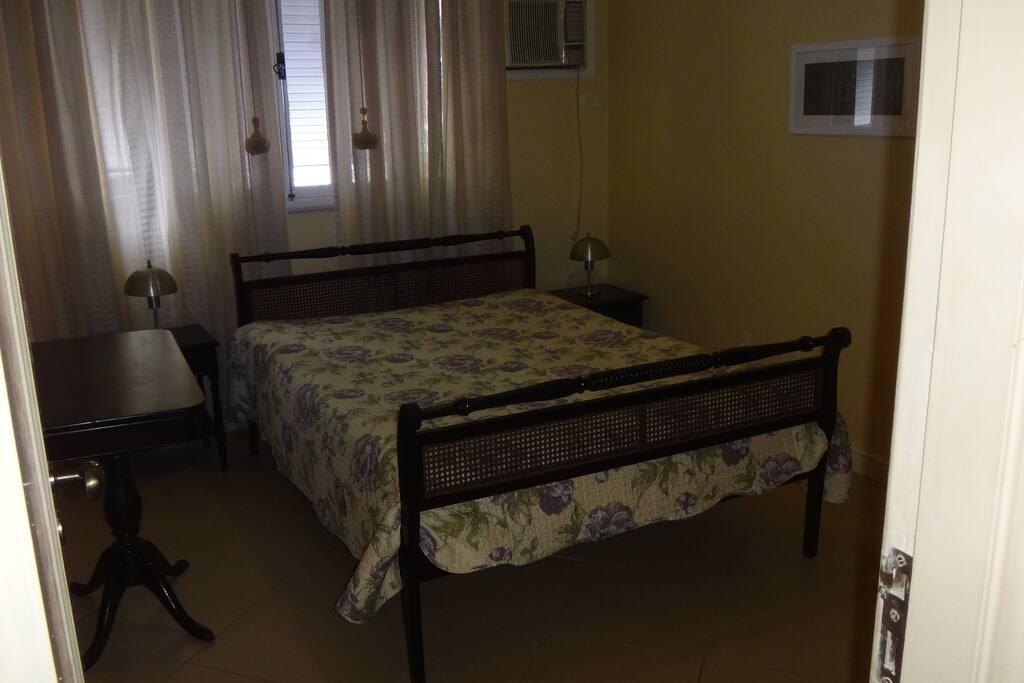 Quarto co ar condicionado e armário 3 portas