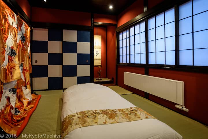 ห้องเกอิชาชั้นบนมีฟูกนอน 1 ฟูก (ขึ้นอยู่กับจำนวนผู้เข้าพักสามารถวางฟูกได้สูงสุด 3 ฟูกในห้อง)