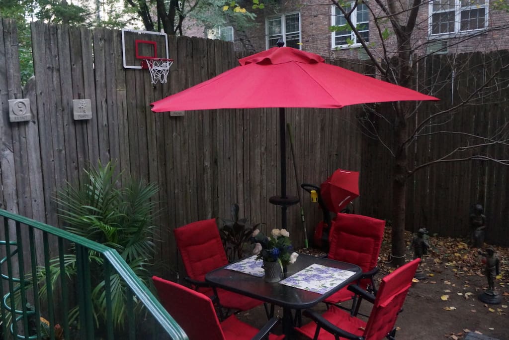 Breakfast and dinner outside? Really rare in Manhattan!