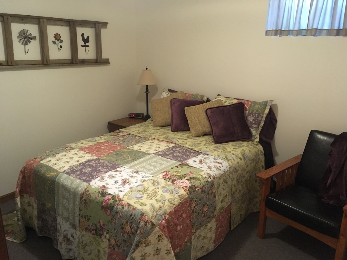 El cómodo dormitorio tranquilo y tranquilo con cama tamaño queen con sábanas suaves y transpirables de algodón 100%. Acceso fácil al baño / lavandería justo al otro lado del pasillo. Esta habitación es en su mayoría subterránea. 