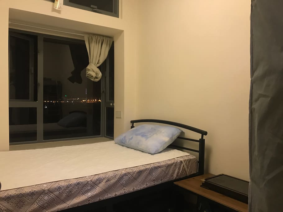 Cozy bedroom with panoroma view of Victoria Harbour