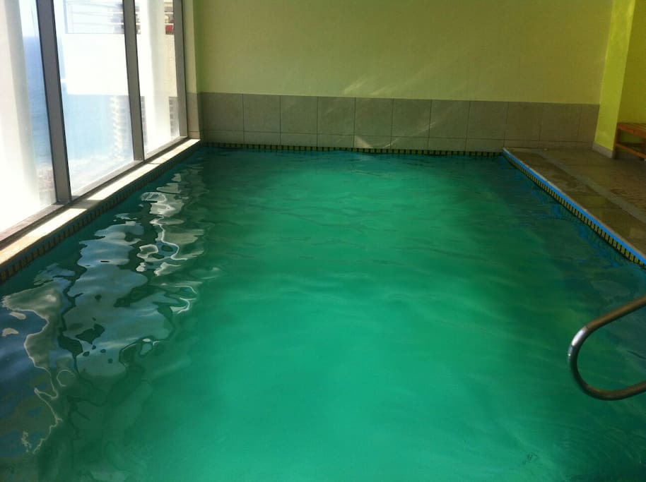 Piscina temperada en invierno, que en Verano funciona sin calefacción pues el calor es excesivo.