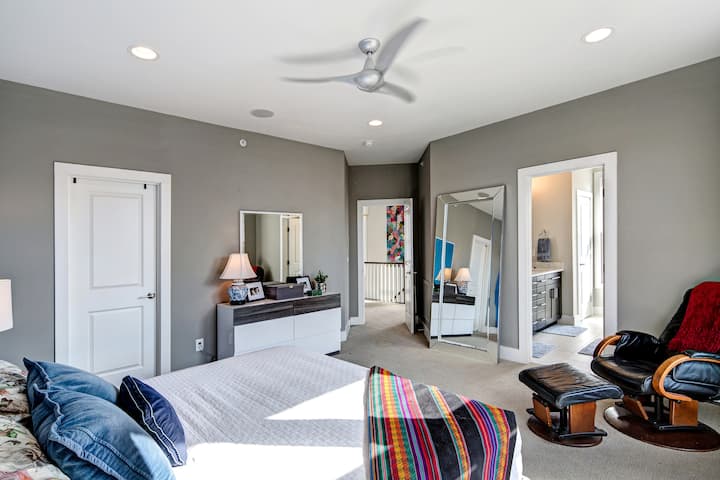 חדר שינה ראשי עם מיטה זוגית גדולה ביום. בחדר השינה יש 9 תקרות עם רמקולים מובנים המחוברים למקבל למטה. המאוורר מתקרר.