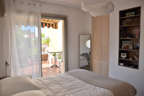 Top performing Airbnb: 2-room top floor terrace Nice Port, Place du Pin in Garibaldi