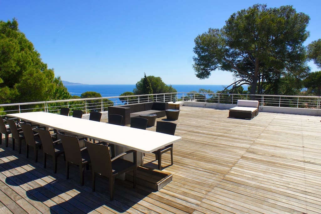 The roof terrace with BBQ, bathroom and direct access by elevator.