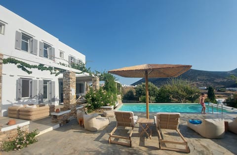 Family Pool Villa At The Heart of Sifnos
