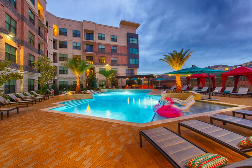 Pool & Hot Tub (With Outdoor Kitchen)