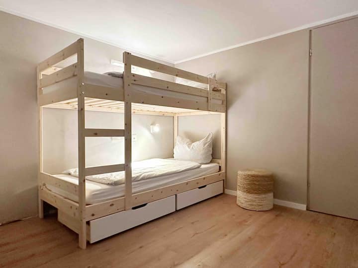 Sous-sol chambre à plusieurs lits au sous-sol - lit mezzanine 