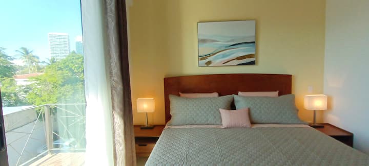 第二间卧室配备加大双人床，可直接通往环绕式露台 