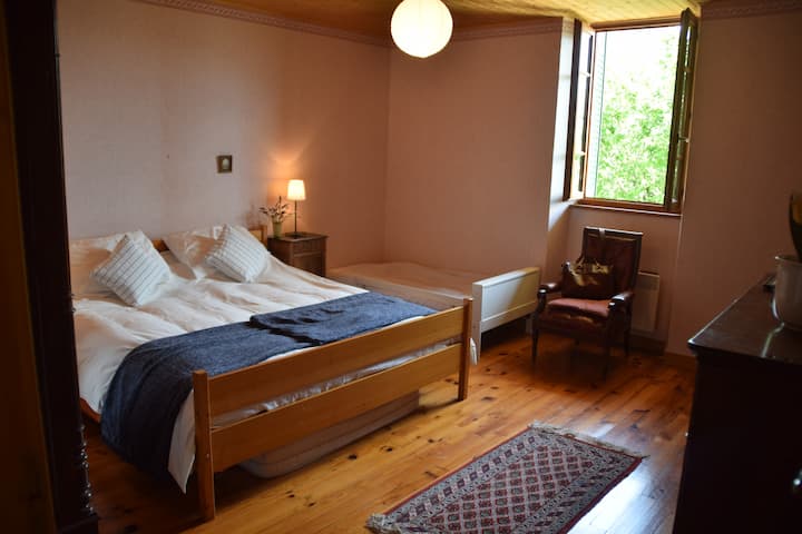 Chambre 3 : la plus grande des chambres du premier étage avec lit pour enfants