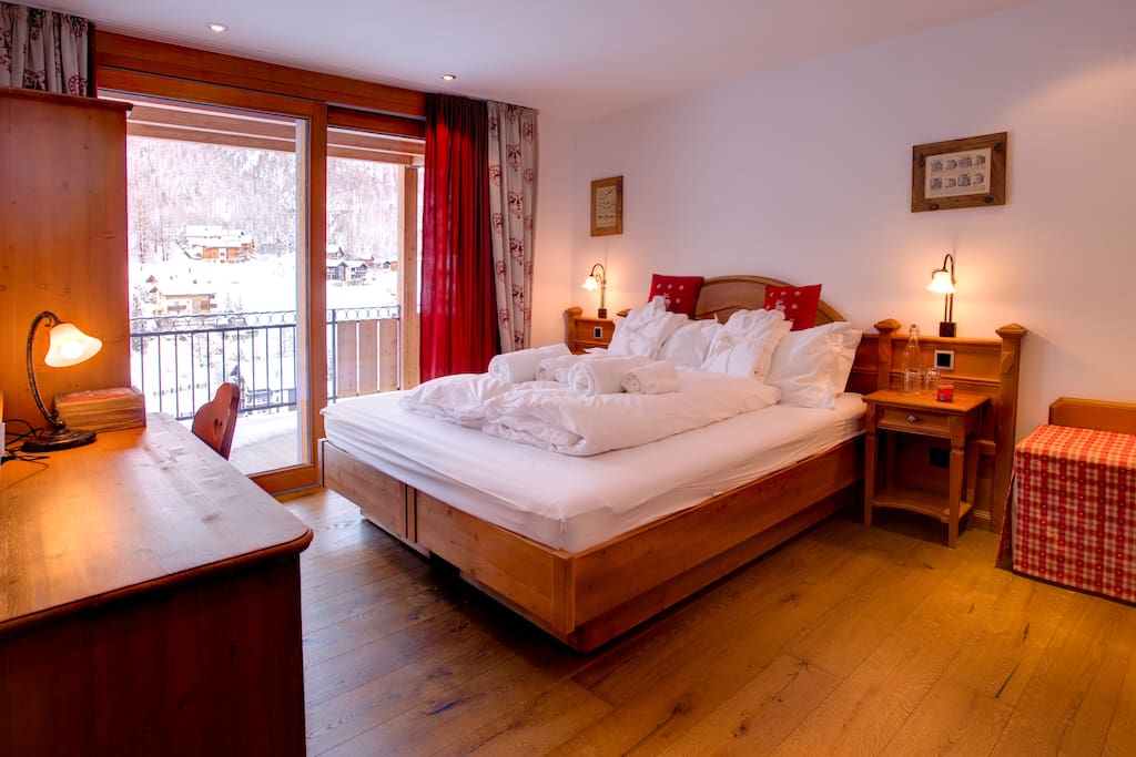 Sleeps 10 with 5 double bedrooms and 5 bathrooms.