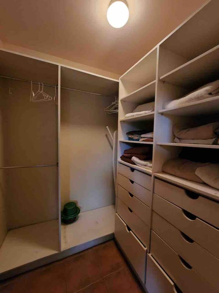 На горния етаж: дрешник в родителската спалня 