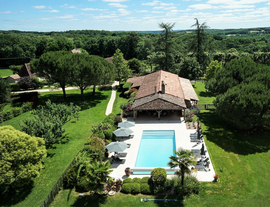 La superbe piscine du Domaine de La Valette est à votre disposition pour un moment de relaxation et de fraicheur