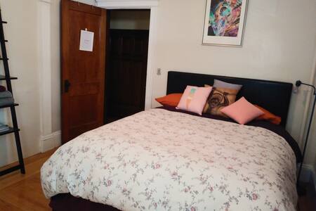 MIT/Harvard - Artist's Pad in Central Sq (Room A)